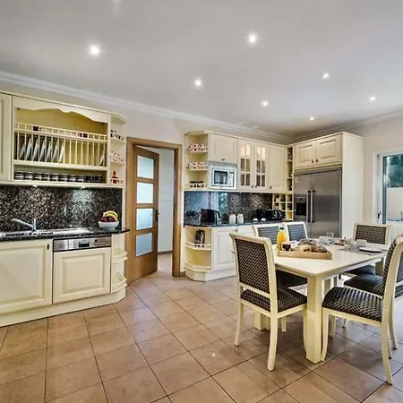 Sleeps 8 With Pool Air Con And Wifi Villa