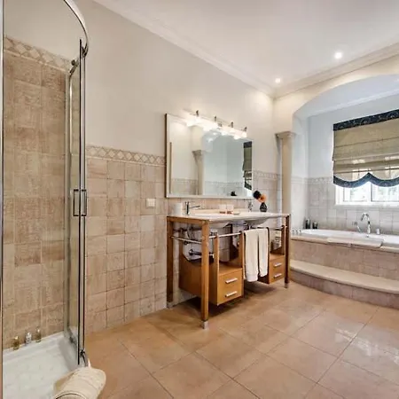 Villa Sleeps 8 With Pool Air Con And Wifi *
