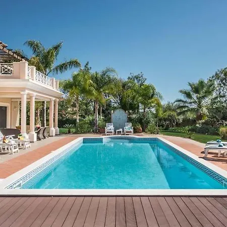 Sleeps 8 With Pool Air Con And Wifi