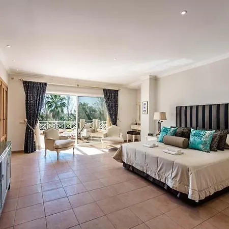 Villa Sleeps 8 With Pool Air Con And Wifi Escanxinhas
