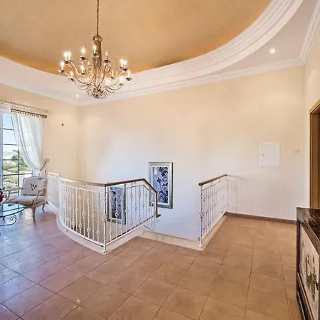 Villa Sleeps 8 With Pool Air Con And Wifi *